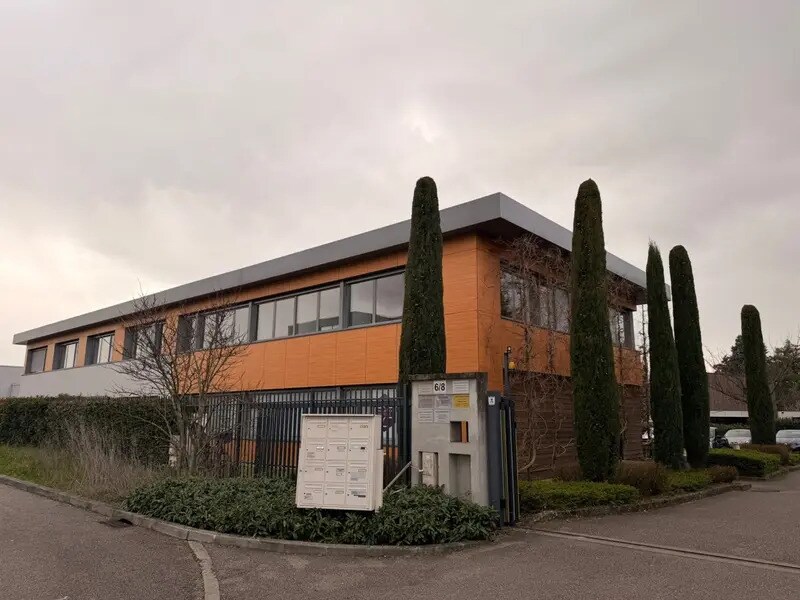 Office in Sainte-Foy-lès-Lyon for sale Primary Photo- Image 1 of 10