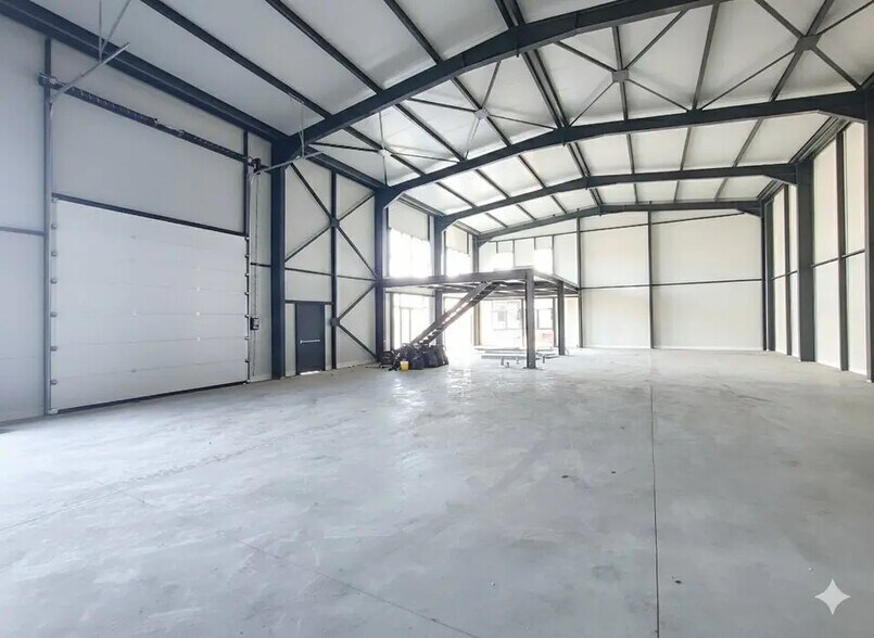 Flex in Bourgoin-Jallieu for lease - Interior Photo - Image 2 of 4