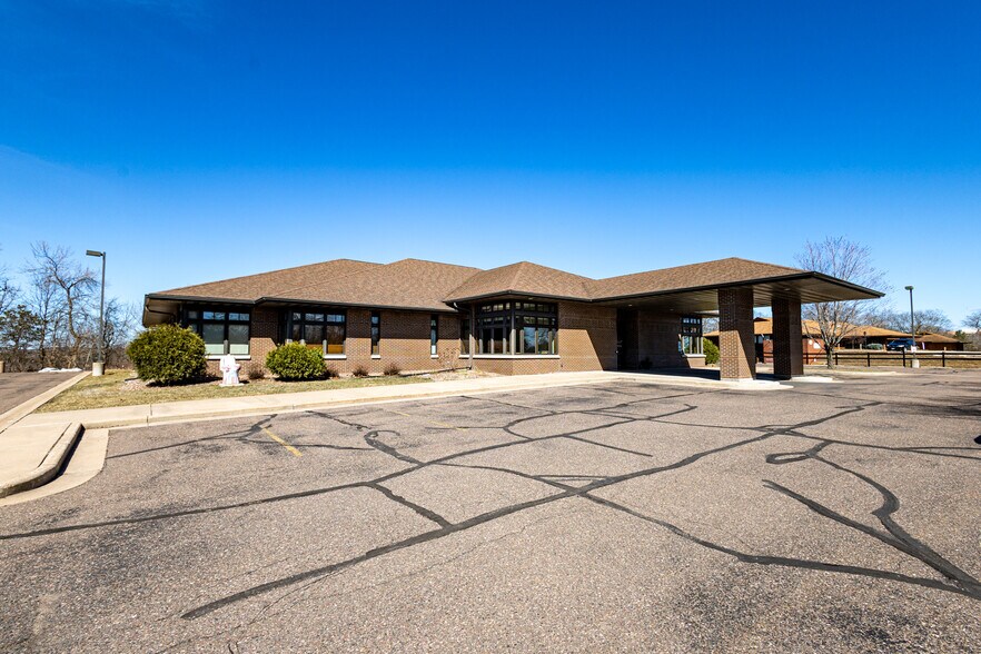 1110 Oak Ridge Dr, Eau Claire, WI à louer - Photo du bâtiment - Image 3 de 31