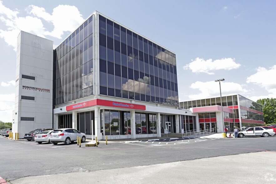 2520 W Irving Blvd, Irving, TX à louer - Photo du bâtiment - Image 3 de 36