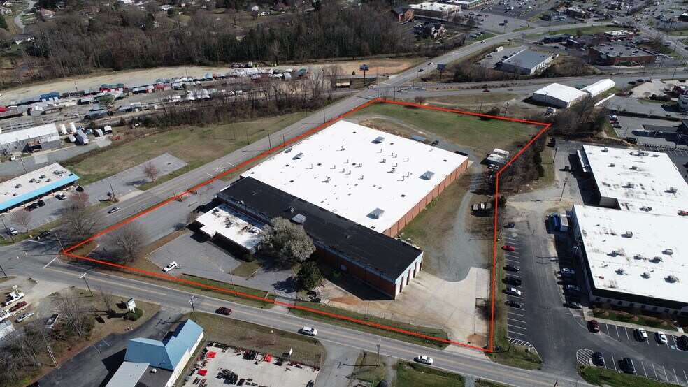 102 E Holly Hill Rd, Thomasville, NC à louer - Photo du bâtiment - Image 2 de 18