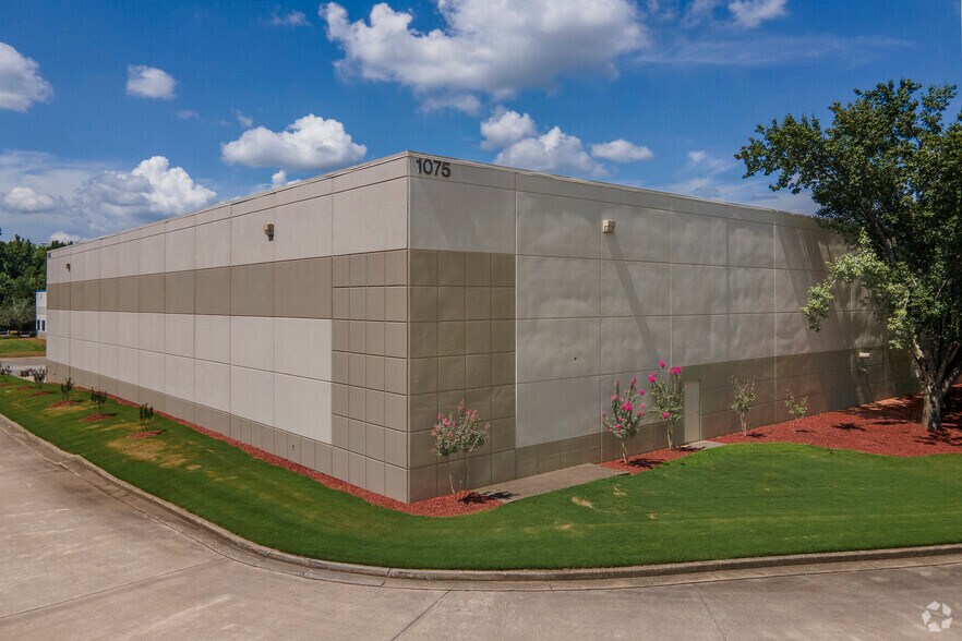 1075 Northfield Ct, Roswell, GA à louer - Photo principale - Image 1 de 4