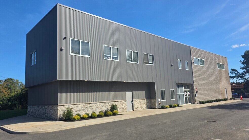 3702 Horseblock Rd, Medford, NY à vendre - Photo du bâtiment - Image 1 de 9