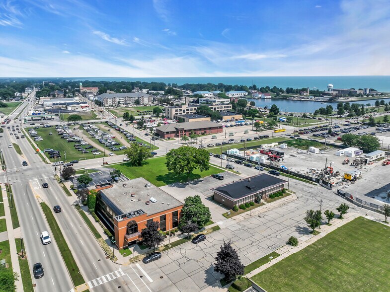 800 55th St, Kenosha, WI à vendre - Photo du bâtiment - Image 3 de 23