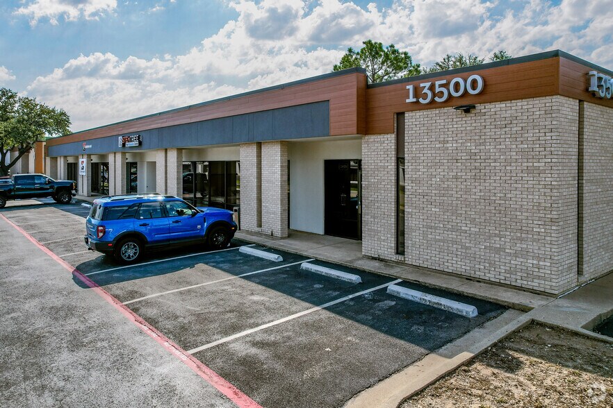 13500 Midway Rd, Farmers Branch, TX à louer - Photo du bâtiment - Image 2 de 19