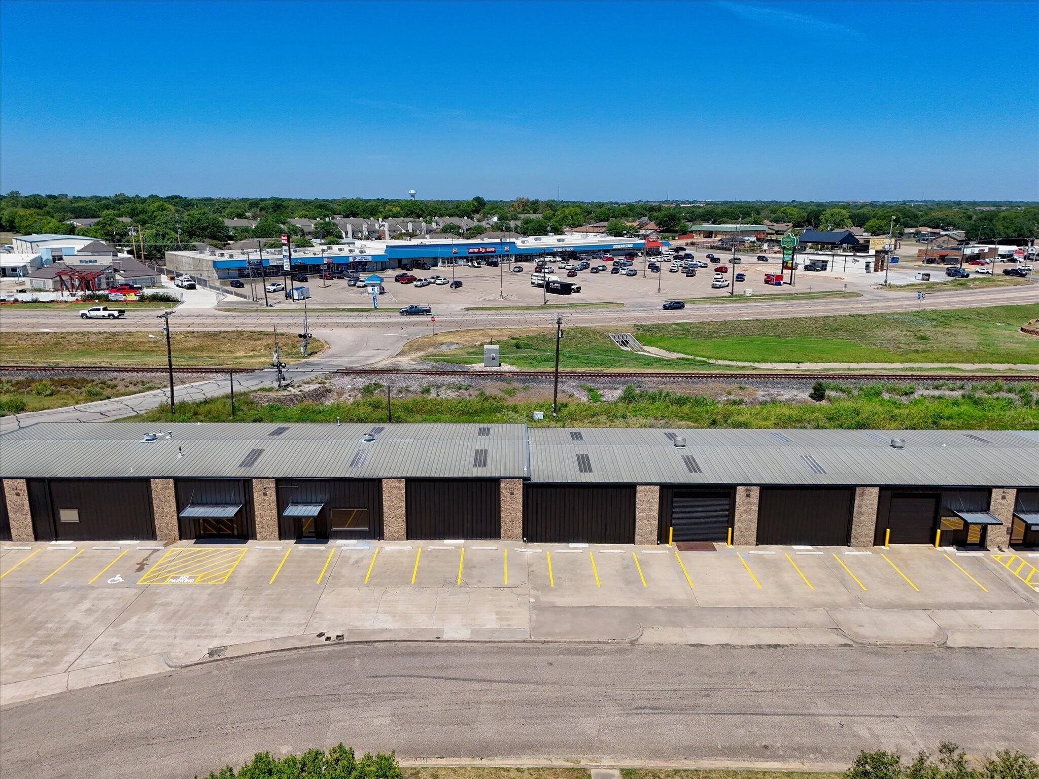 209 Queen Dr, Hewitt, TX for lease Primary Photo- Image 1 of 11