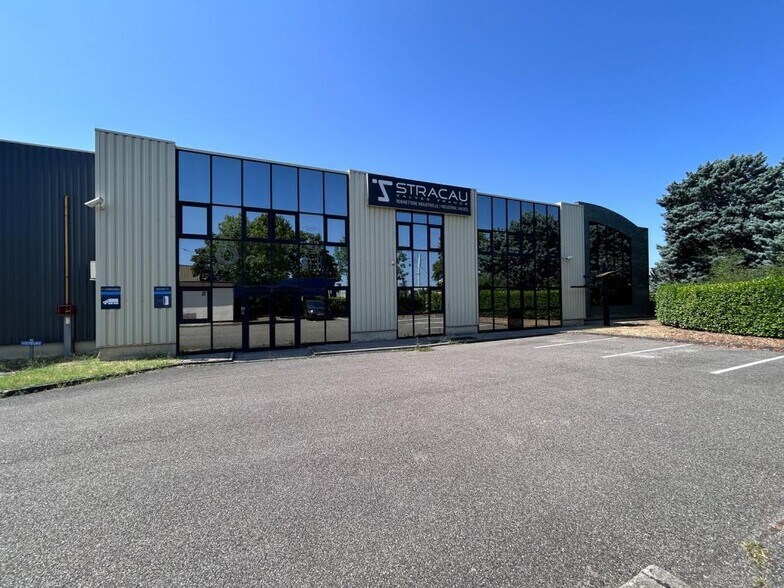 23 Rue Des Freres Lumiere, Genas à louer - Photo du bâtiment - Image 2 de 7