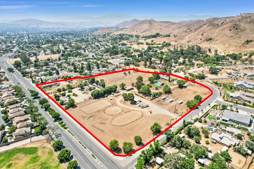 11130 Alhambra Ave, Riverside, CA à vendre - Photo du bâtiment - Image 1 de 3