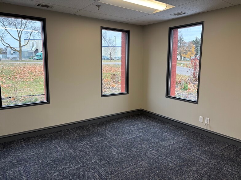 2730 N Niagara Ln, Plymouth, MN à louer - Photo du bâtiment - Image 3 de 6