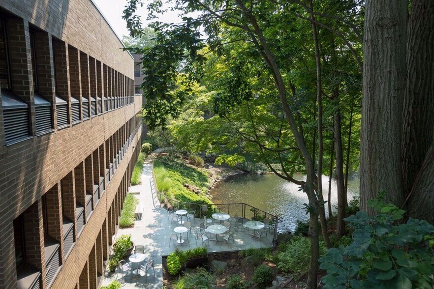 4 Greenwich Office Park, Greenwich, CT à louer - Photo du bâtiment - Image 3 de 5
