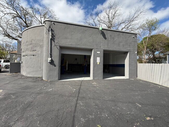 Plus de détails pour 128 Baldwin Ave, Pontiac, MI - Commerce de détail à vendre