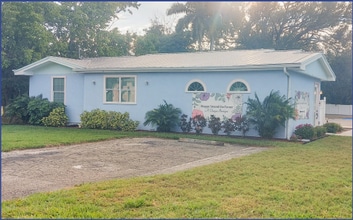 1713 Hough St, Fort Myers, FL for lease Building Photo- Image 2 of 7