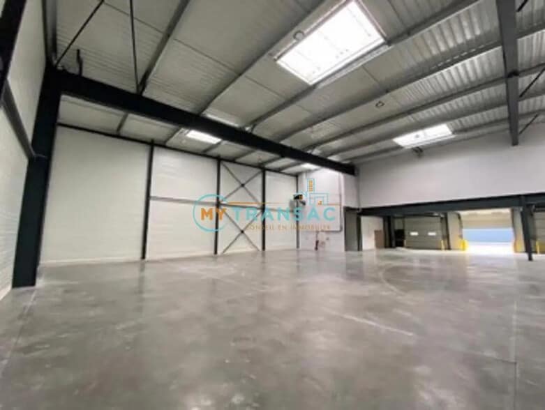 Flex in Courtry for sale - Building Photo - Image 3 of 13