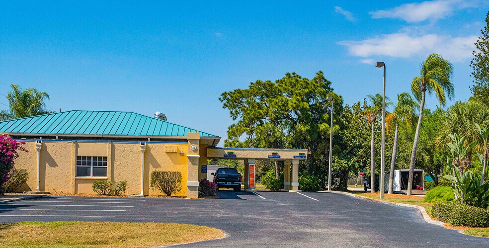 2691 Placida Rd, Englewood, FL à louer - Photo du bâtiment - Image 3 de 7