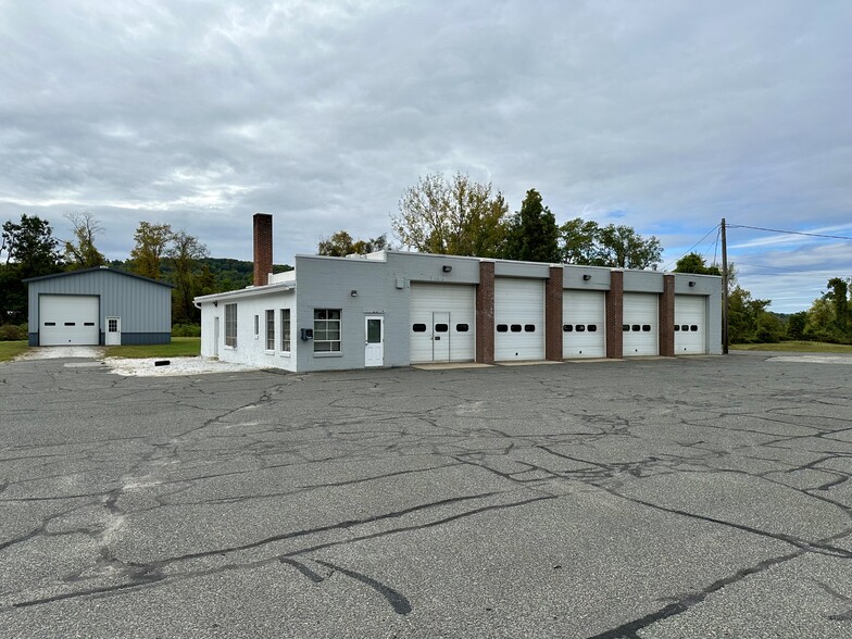 1955 N Main St, Sheffield, MA à vendre - Photo du bâtiment - Image 1 de 11