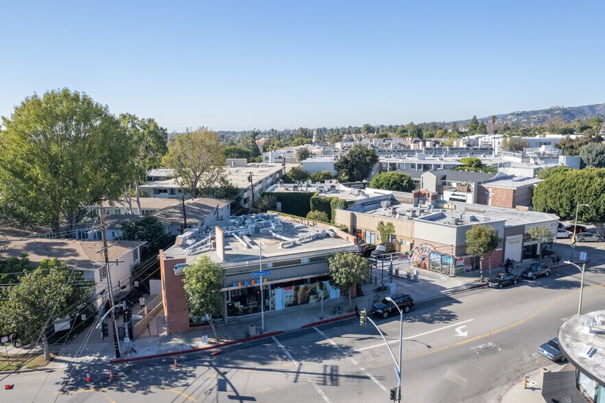 141-147 S Barrington Ave, Los Angeles, CA à louer - Photo du bâtiment - Image 3 de 4