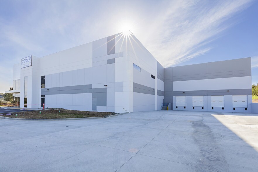 2882 Whiptail Loop E, Carlsbad, CA à louer - Photo du bâtiment - Image 2 de 17