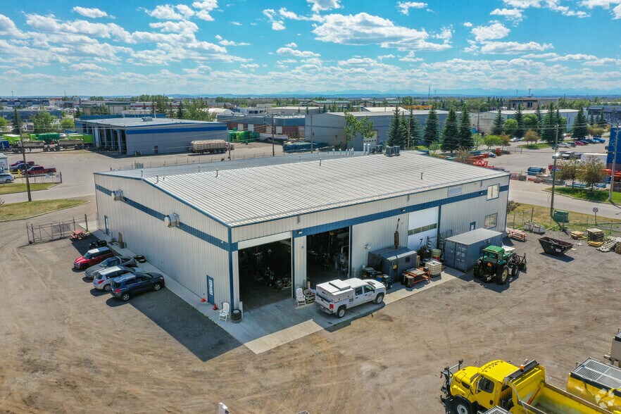 5520 53rd Ave SE, Calgary, AB à louer - Photo du bâtiment - Image 2 de 4