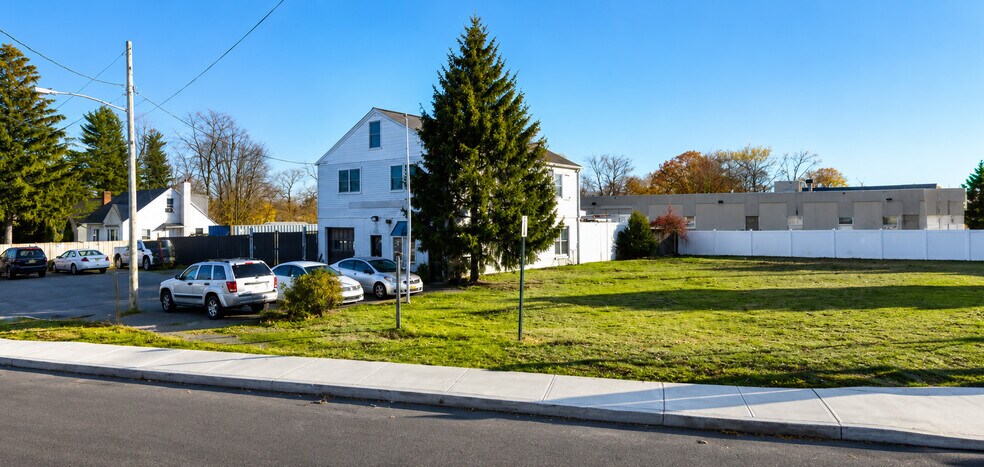 120 W Hills Rd, Huntington Station, NY à vendre - Photo du bâtiment - Image 3 de 6