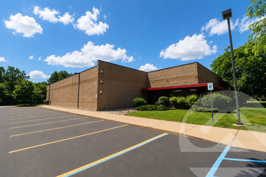 301-302 Appian Way, Brighton, MI for lease - Primary Photo - Image 1 of 1