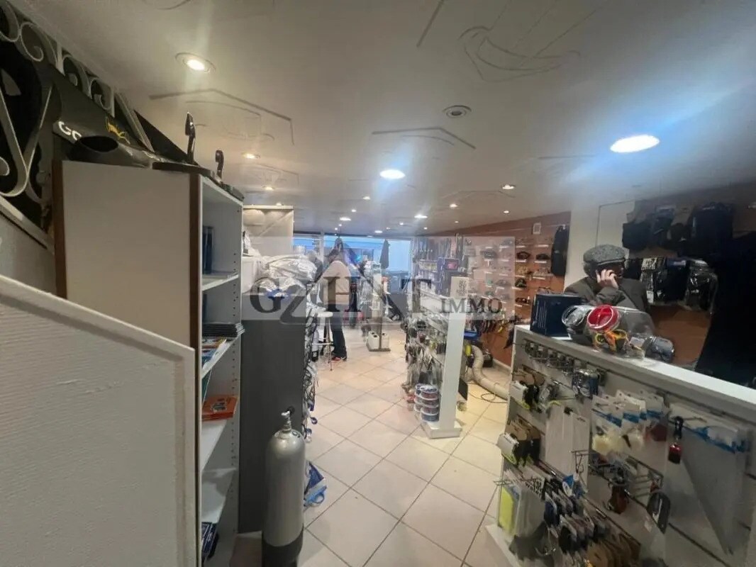 Retail in Charenton-le-Pont for lease Interior Photo- Image 1 of 4