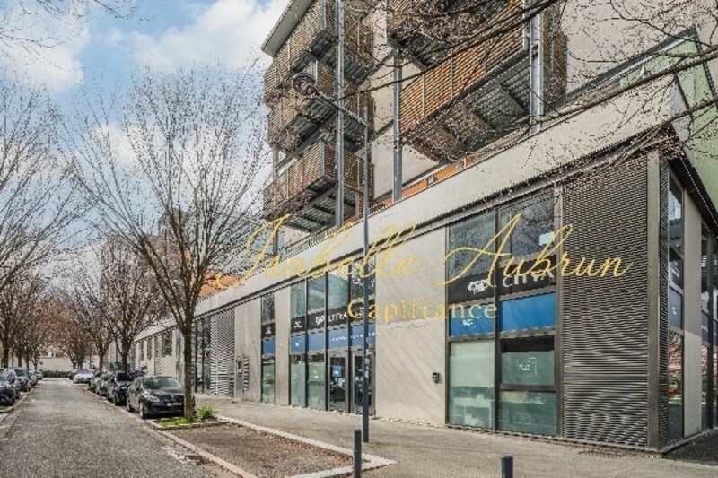 Flex in Grenoble for lease Building Photo- Image 1 of 8
