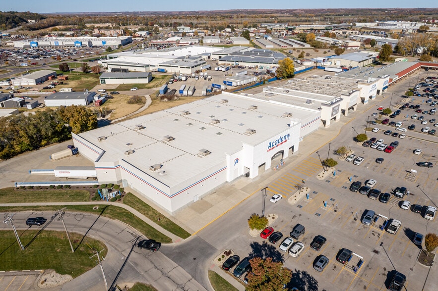 401 E Poyntz Ave, Manhattan, KS à vendre - Photo du bâtiment - Image 2 de 19