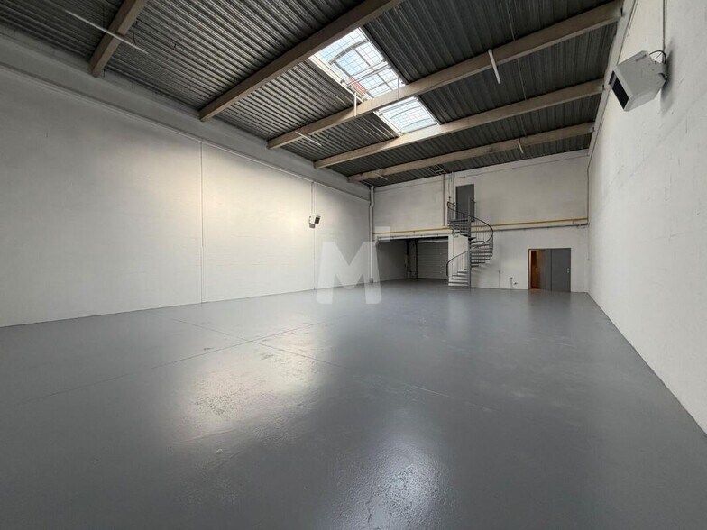 Flex in Les Ulis for lease - Interior Photo - Image 3 of 16