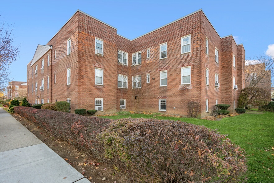 200 N Village Ave, Rockville Centre, NY for sale - Building Photo - Image 2 of 18