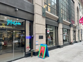 11 E 44th St, New York, NY à louer Photo du bâtiment- Image 1 de 11