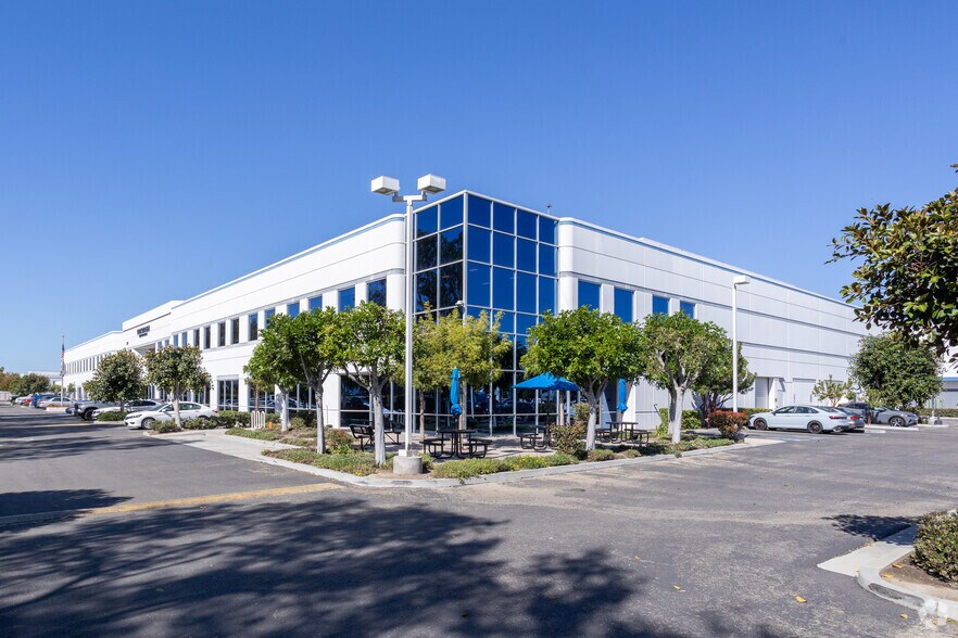 3301 Sturgis Rd, Oxnard, CA à vendre - Photo du bâtiment - Image 2 de 4