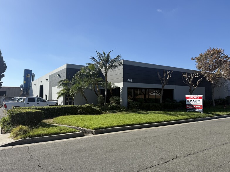 602 W Southern Ave, Orange, CA for lease - Building Photo - Image 1 of 5