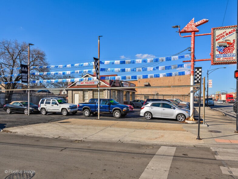 2200 N Cicero Ave, Chicago, IL à vendre - Photo du bâtiment - Image 2 de 23