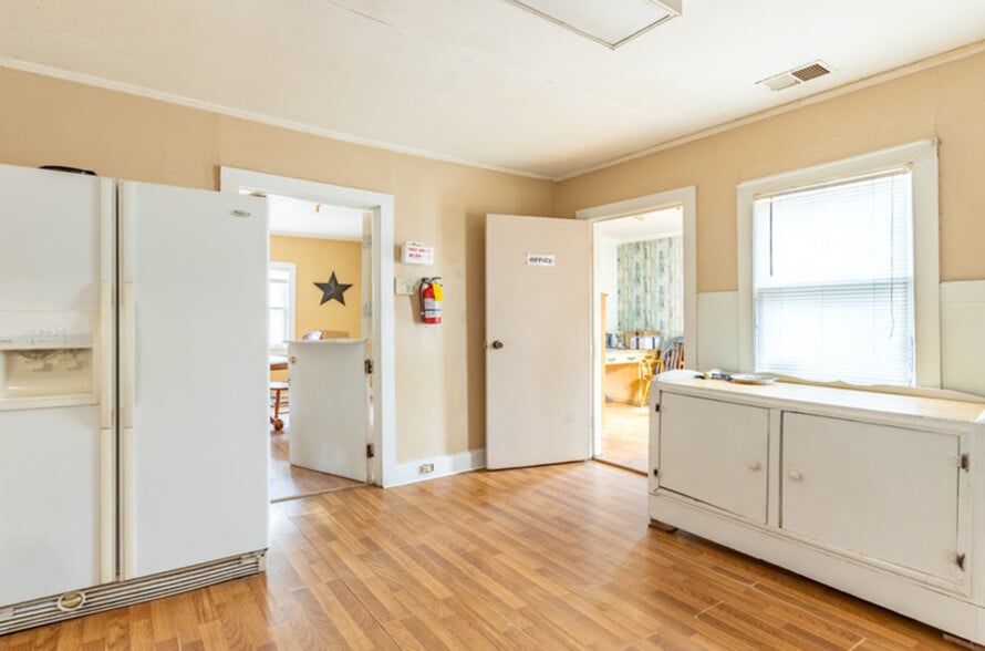 1456 Dixon Rd, Elgin, SC for sale - Interior Photo - Image 2 of 14