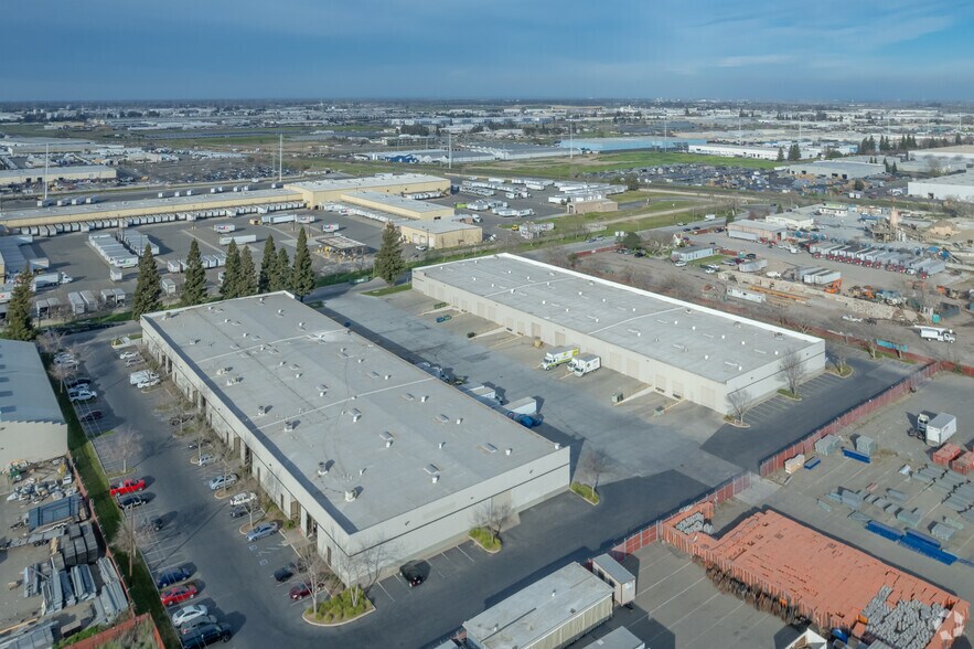 8210 Berry Ave, Sacramento, CA à louer - Aérien - Image 2 de 20