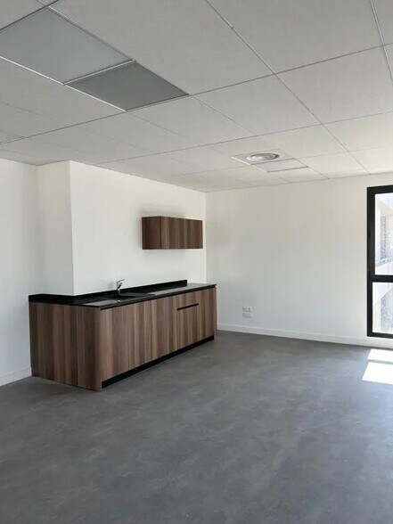 Office in Aubagne for lease - Building Photo - Image 2 of 6