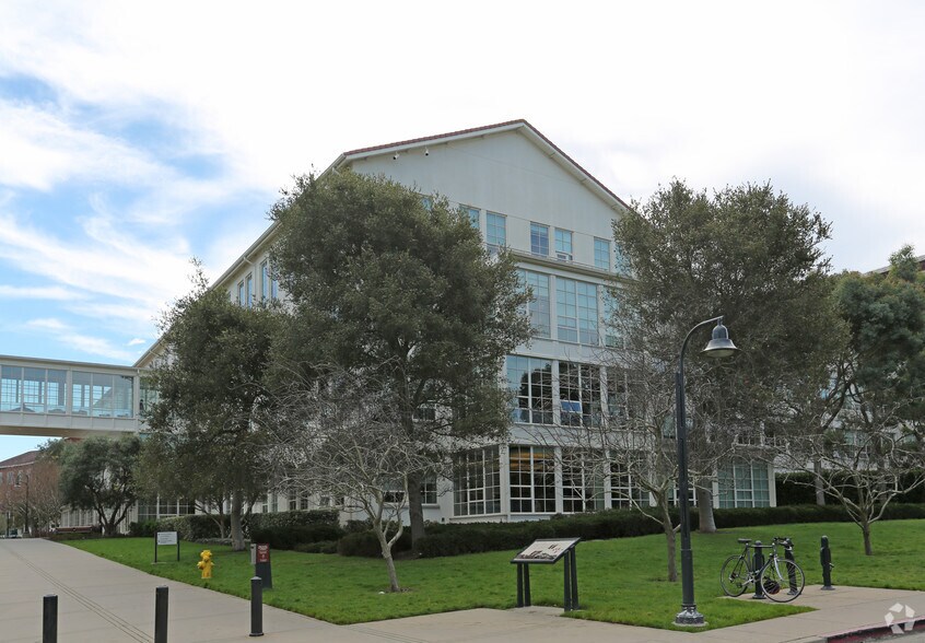 One Letterman Dr, San Francisco, CA à louer - Photo du bâtiment - Image 3 de 4