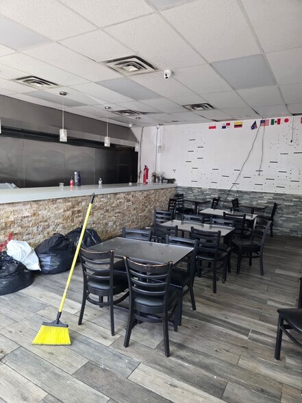209-215 E 167th St, Bronx, NY for lease - Building Photo - Image 2 of 6