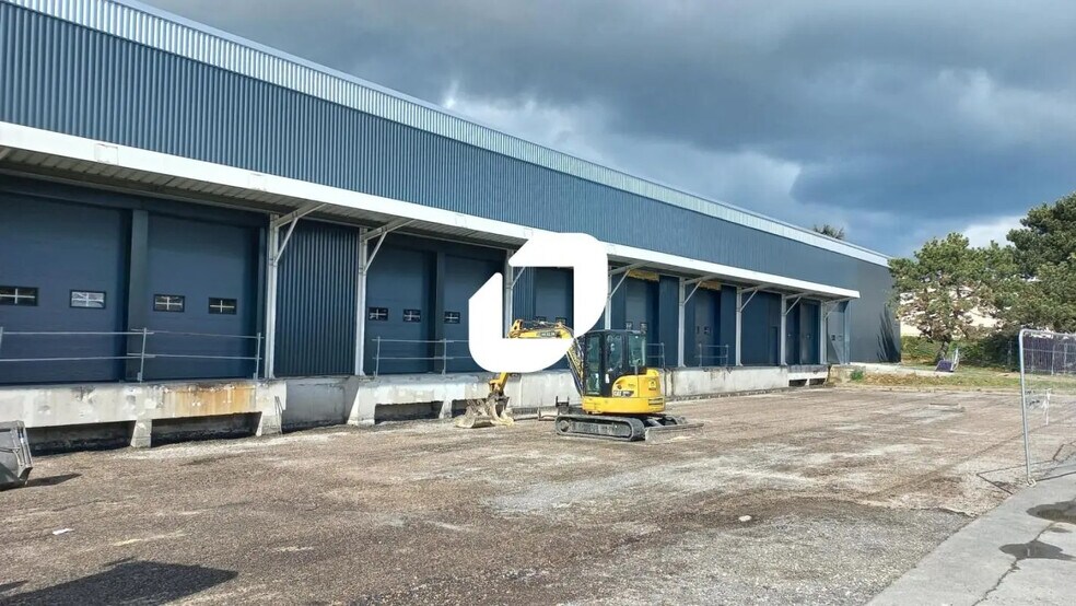 Industriel dans Goussainville à louer - Photo du bâtiment - Image 2 de 12