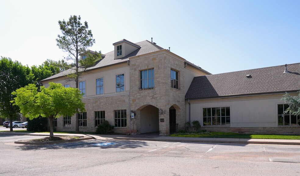 5619 N Classen Blvd, Oklahoma City, OK à vendre - Photo du bâtiment - Image 2 de 9