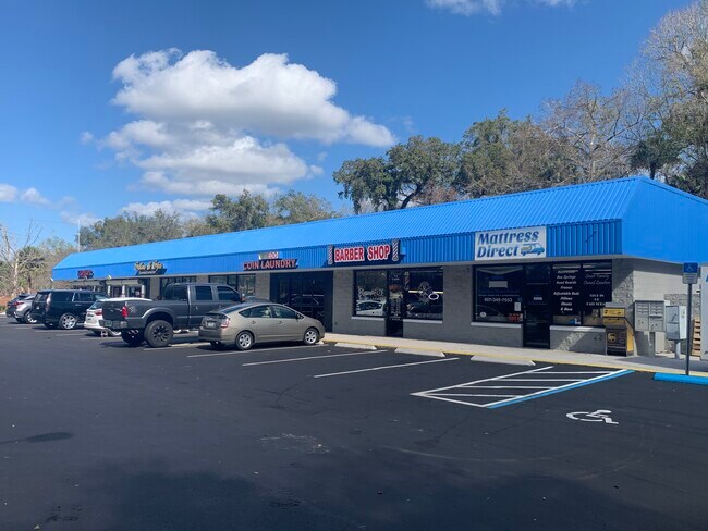 Plus de détails pour 950 N Central Ave, Oviedo, FL - Commerce de détail à louer