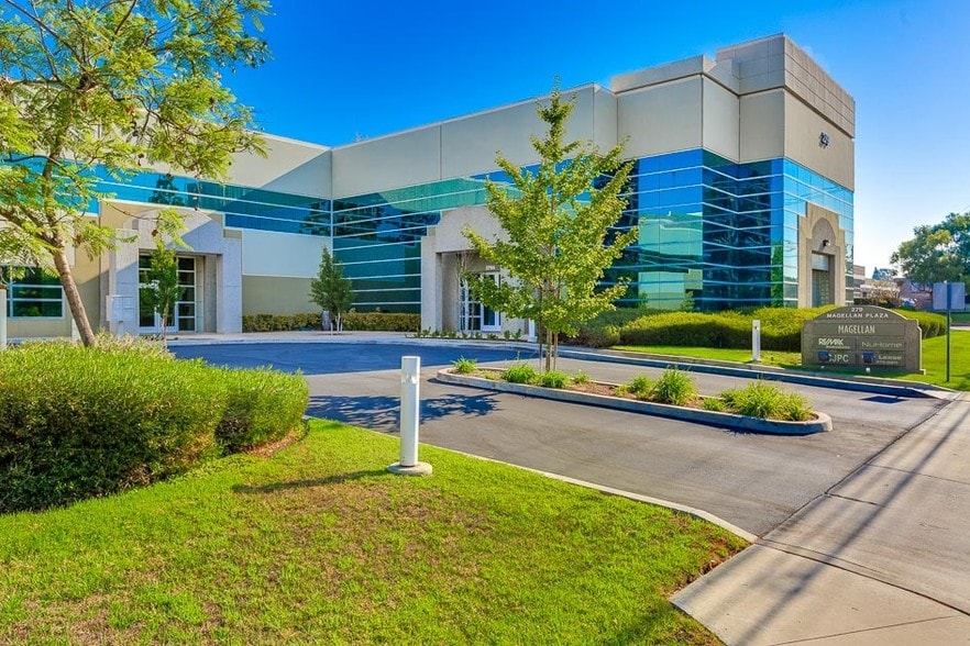 279 E Arrow Hwy, San Dimas, CA à louer - Photo du bâtiment - Image 3 de 6