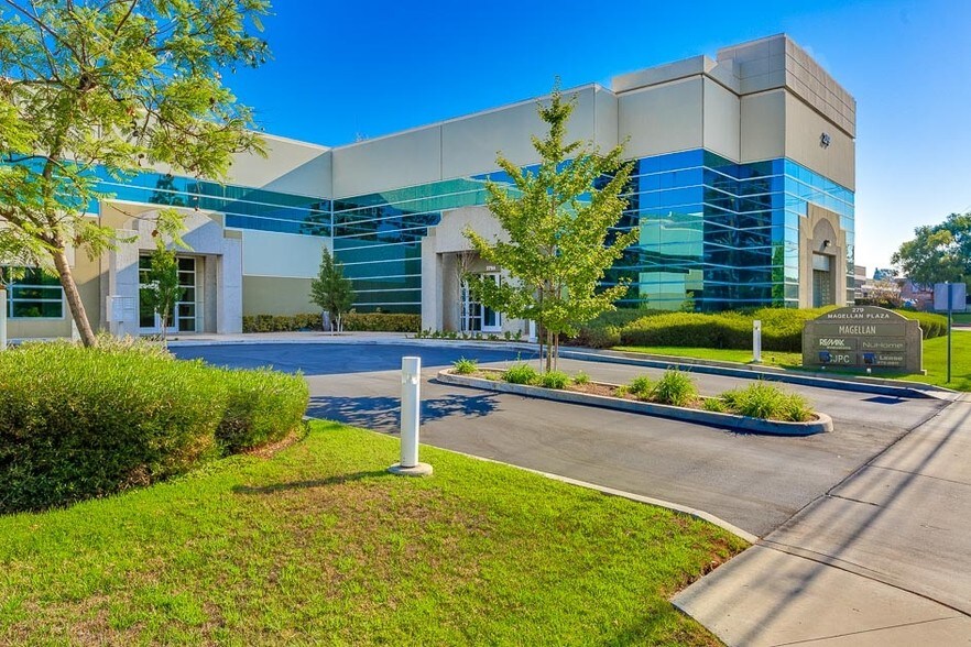 279 E Arrow Hwy, San Dimas, CA à louer - Photo du bâtiment - Image 3 de 6
