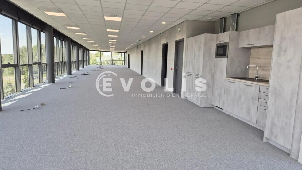 Office in Chanteloup-en-Brie for lease - Interior Photo - Image 1 of 9