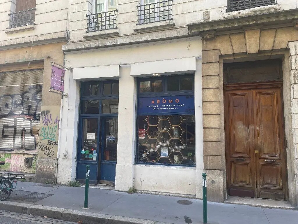 Retail in Lyon for lease Building Photo- Image 1 of 5