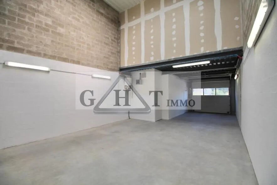 Industrial in Saint-Pierre-du-Perray for lease - Interior Photo - Image 2 of 3