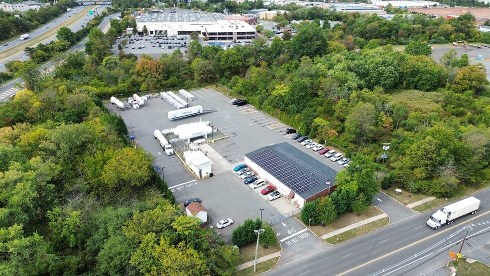 4700 S Clinton Ave, South Plainfield, NJ for lease - Primary Photo - Image 1 of 3