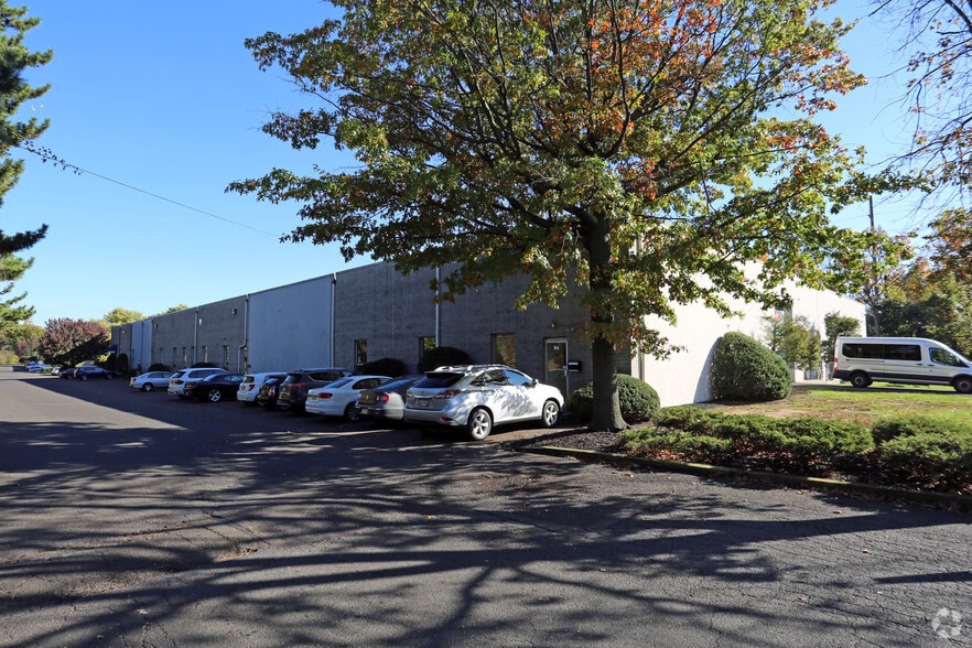 1957 Pioneer Rd, Huntingdon Valley, PA for lease - Building Photo - Image 1 of 5