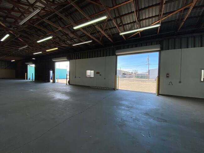 Plus de détails pour 1340-1342 N Emerald Ave, Modesto, CA - Industriel à louer