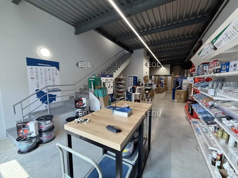 Flex in Meaux for lease - Building Photo - Image 3 of 11